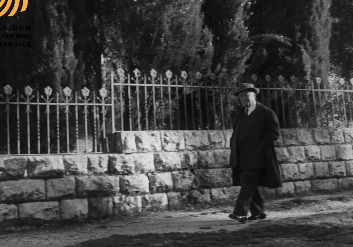 הסופר ש"י עגנון קורא מתוך סיפורו הקצר "מאויב לאוהב"