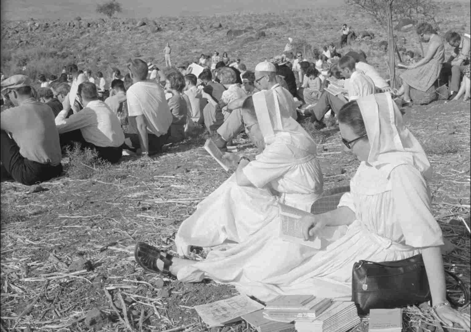 תפילה המונית של קבוצת נוצרים בפטיסטים על שפת הכנרת