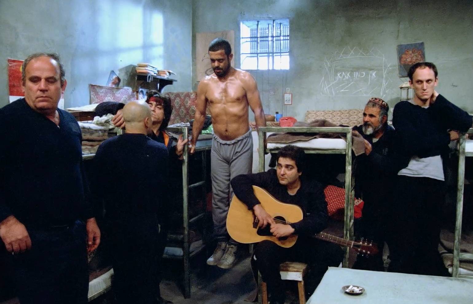 מאחורי הסורגים