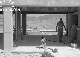 תושבי כרמיאל הראשונים מגיעים לבתיהם