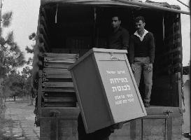 הכנת הקלפיות לבחירות לכנסת השישית
