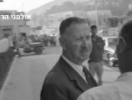 שר הביטחון משה דיין מבקר בשכם