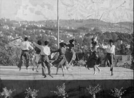 קבלת פנים לתיירים בגן השושנים בירושלים