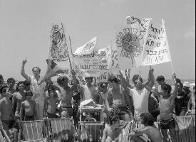 סטודנטים מפגינים נגד זיהום מי הים בתל אביב