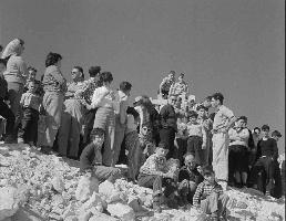 נוסעים באוטובוס של אגד יורדים באמצע המדבר