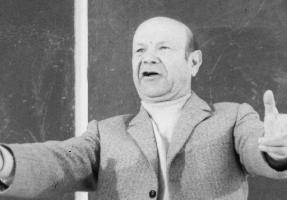 השחקן מאיר מרגלית מופיע בפני פועלי נמל חיפה