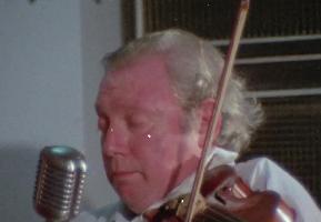 אייזק שטרן מנגן לחיילים פצועים