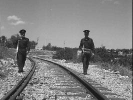 שוטרים שומרים על מסילת הרכבת ליד הכפר הערבי בית צפאפא