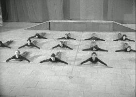 להקת נוער עורכת חזרות למופע מחול