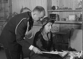 השגרירה הראשונה לישראל מקנדה, מוסרת את כתב האמנתה