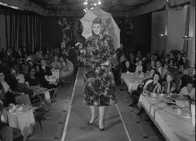 תצוגת אופנה של מעילי גשם מתוצרת &rsquo;&rsquo;חברת מצקין&rsquo;&rsquo;