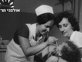 מתן חיסון לתינוקות נגד פוליו